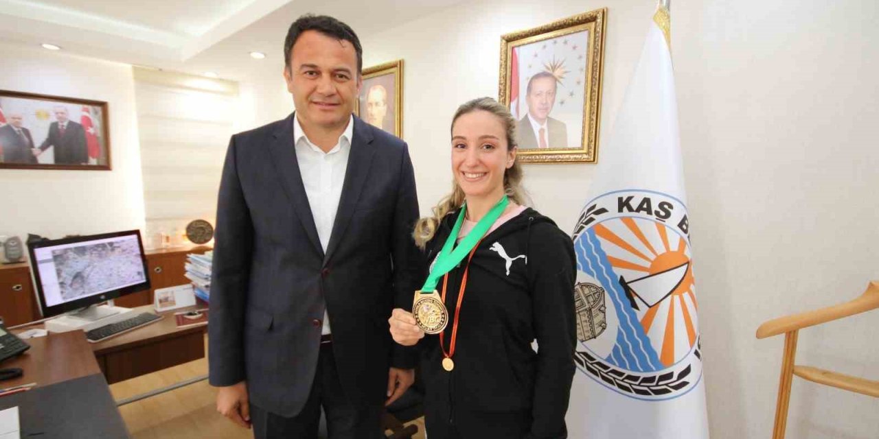 Başkan Ulutaş, Muaythai Dünya Şampiyonu Zehra Doğan’ı Kabul Etti