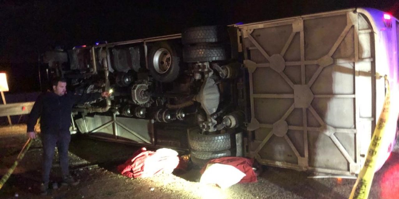 Deprem Bölgesinden Dönen Belediye Personellerini Taşıyan Otobüs Devrildi: 3 Ölü, 14 Yaralı