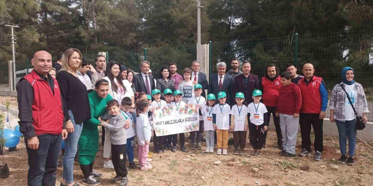 Minik Öğrenciler Depremde Yaşamını Yitiren Sporcular Adına Narenciye Fidanı Ekti