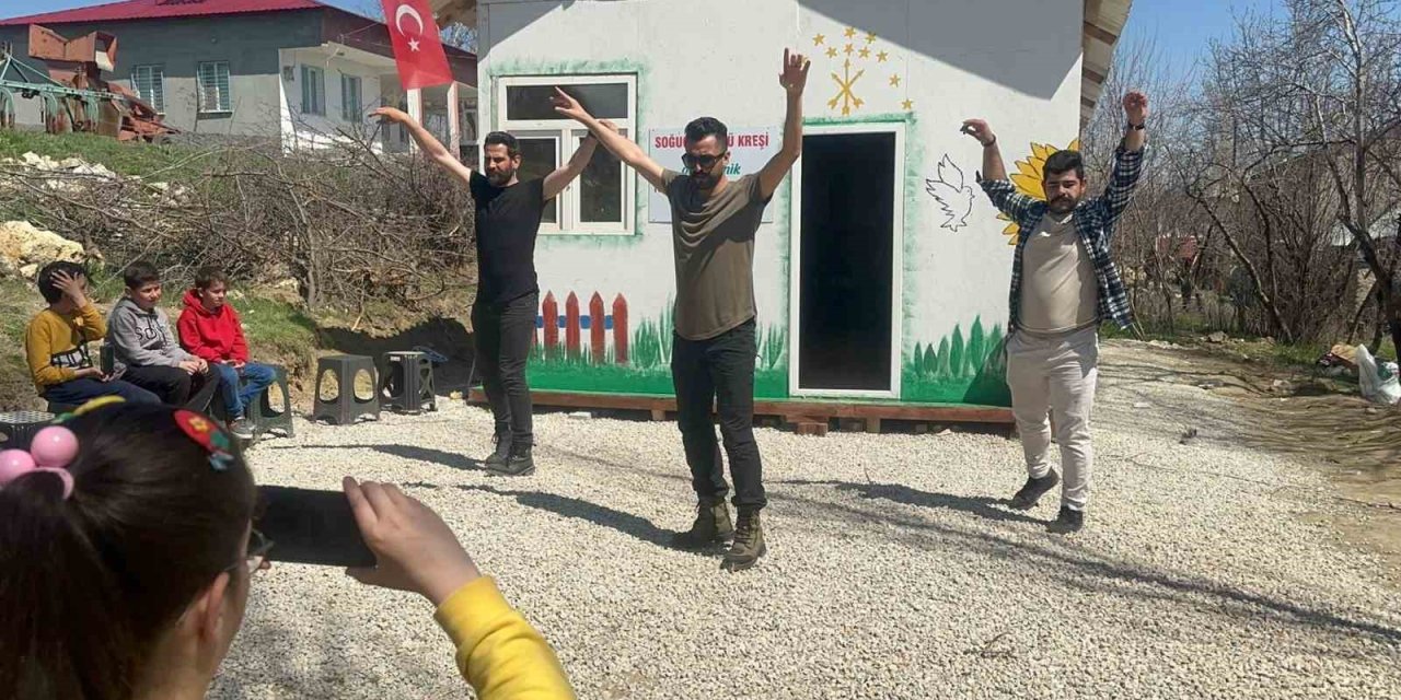 Depremzede Çocukların Yüzünü Güldürdüler