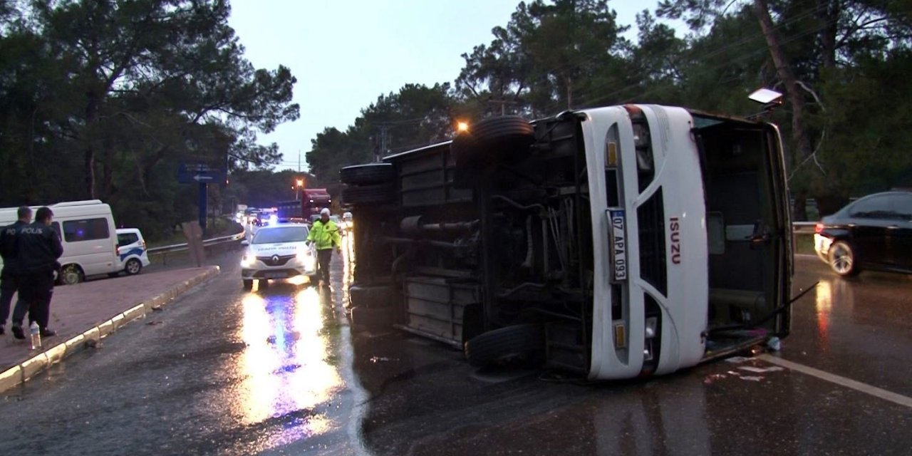 Antalya'da İşçi Servisi Devrildi