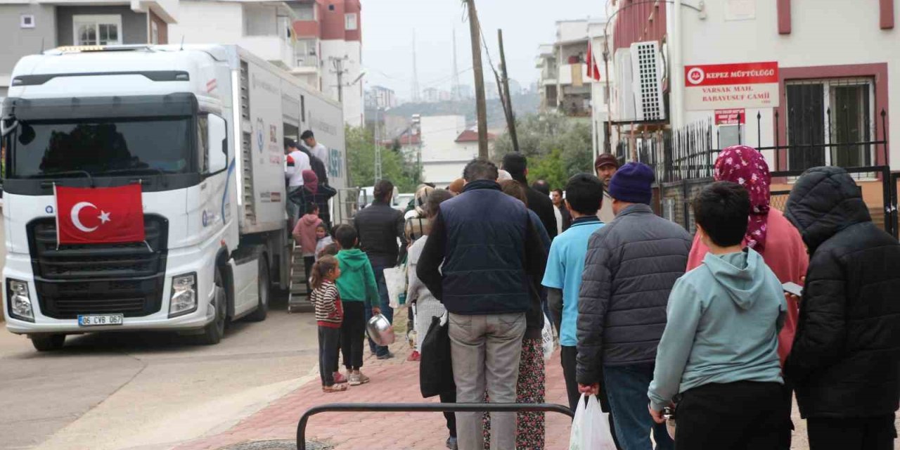 Büyükşehir Mahallelere Sıcak Yemek Ulaştırmaya Devam Ediyor