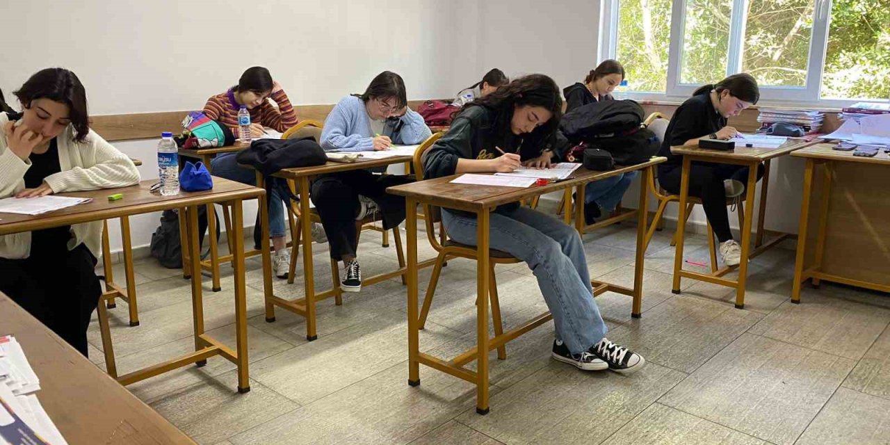 Öğrenciler Türkiye Geneli Deneme Sınavında