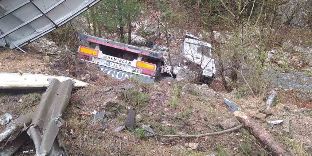 Yağış Nedeniyle Yoldan Çıkan Tır Dereye Düştü