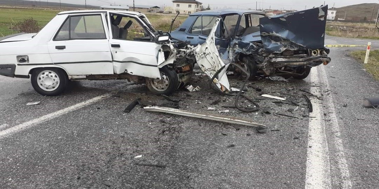 2 Otomobilin Kafa Kafaya Çarpıştığı Kazada 1 Kişi Hayatını Kaybetti