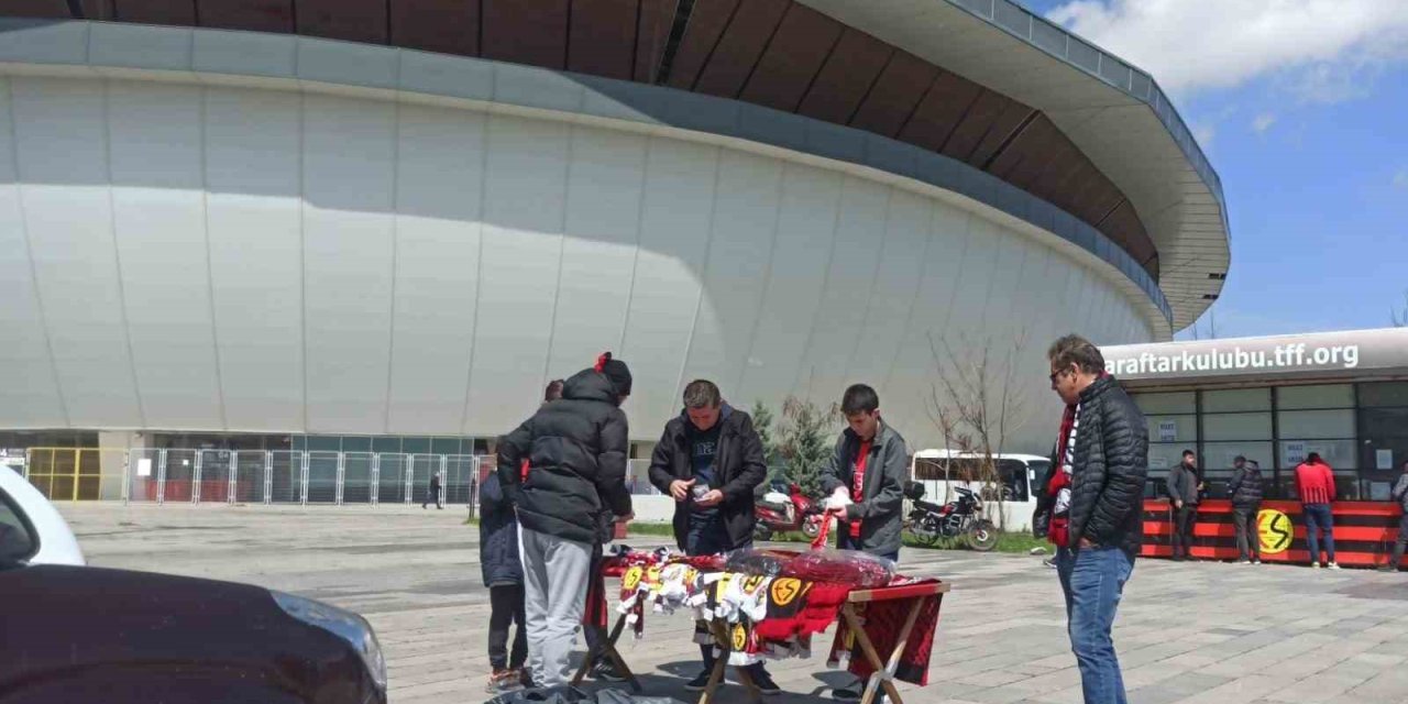 Maç Günü Forma Ve Atkılara Talep Yoğun