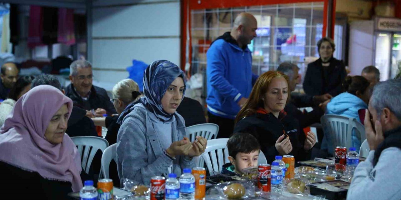 Depremzedeler İftar Yemeğinde Bir Araya Geldi