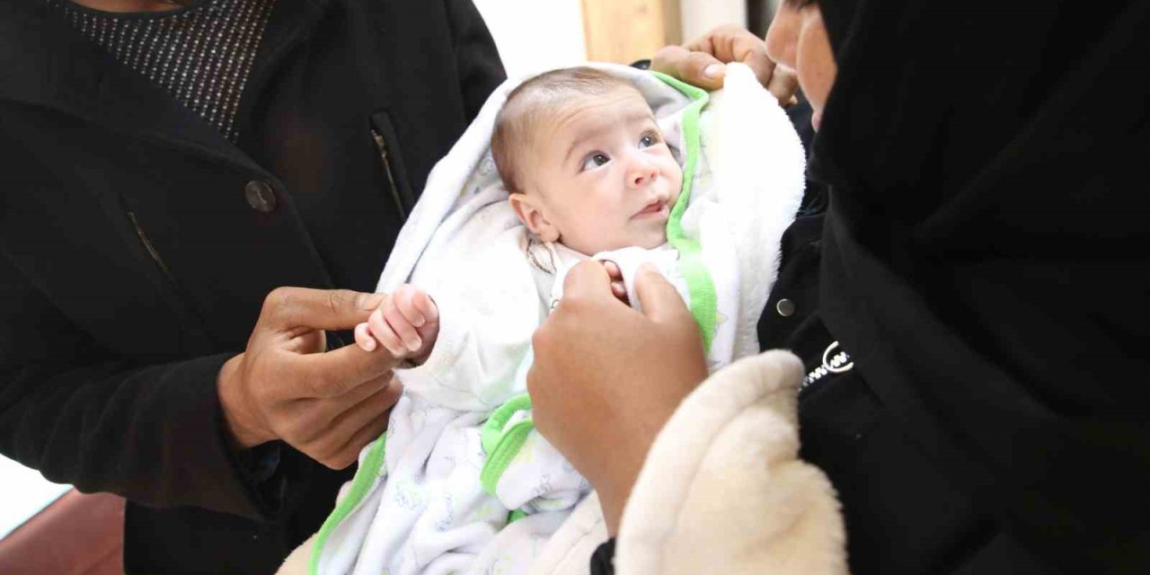 Meryem 61 Gün Sonra Ailesine Kavuştu, Annesi Gözyaşlarını Tutamadı