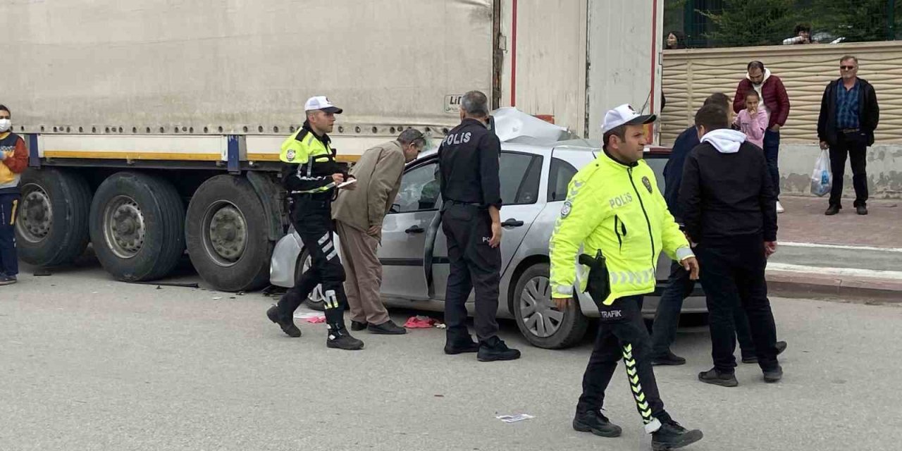 Konya’da Otomobil Park Halindeki Tıra Çarptı: 1 Ölü, 3 Yaralı