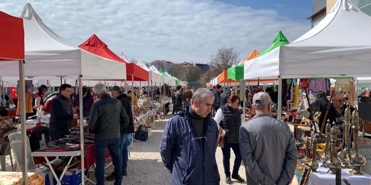 Sıcak Havayı Fırsat Bilen Vatandaşlar Antika Pazarına Akın Etti