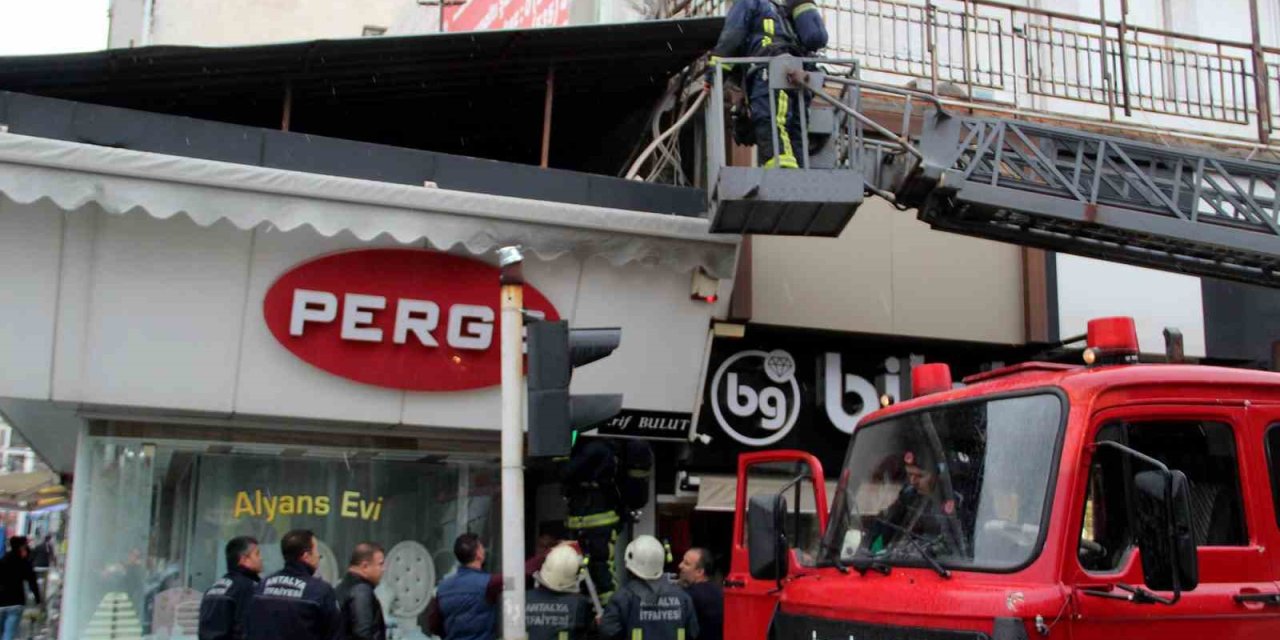 Antalya’da Kuyumcuda Yangın Paniği