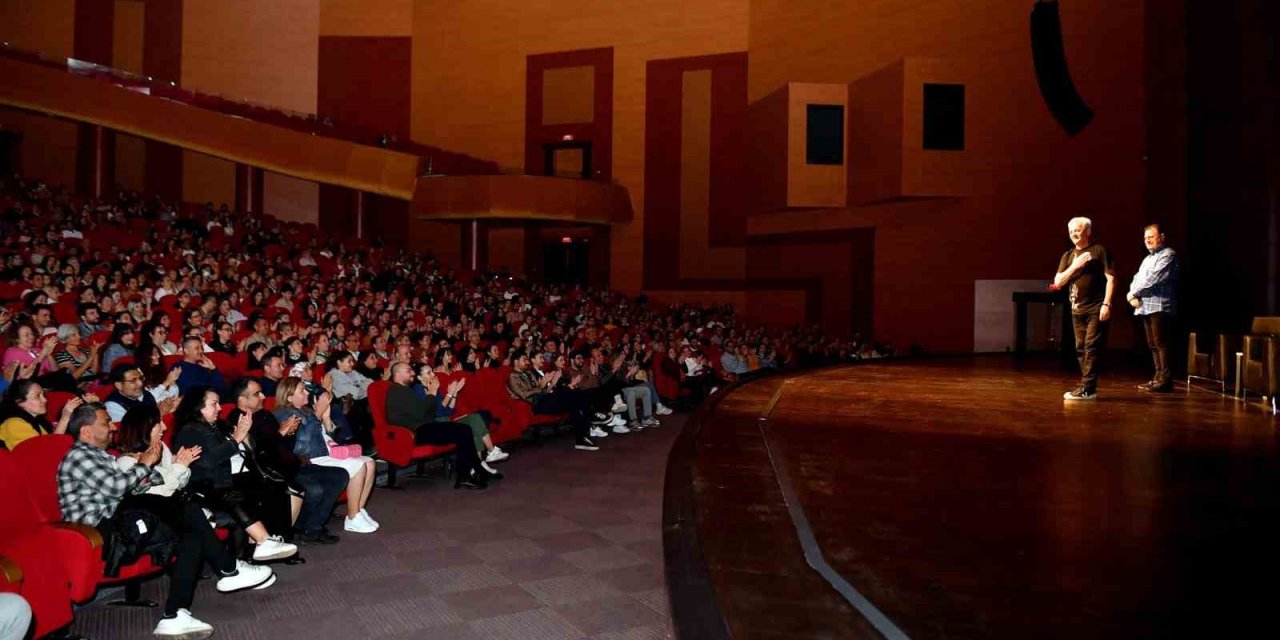 Mersin’de ’burda Olan Burda Kalır’ Gösterisi  Seyirciyle Buluştu