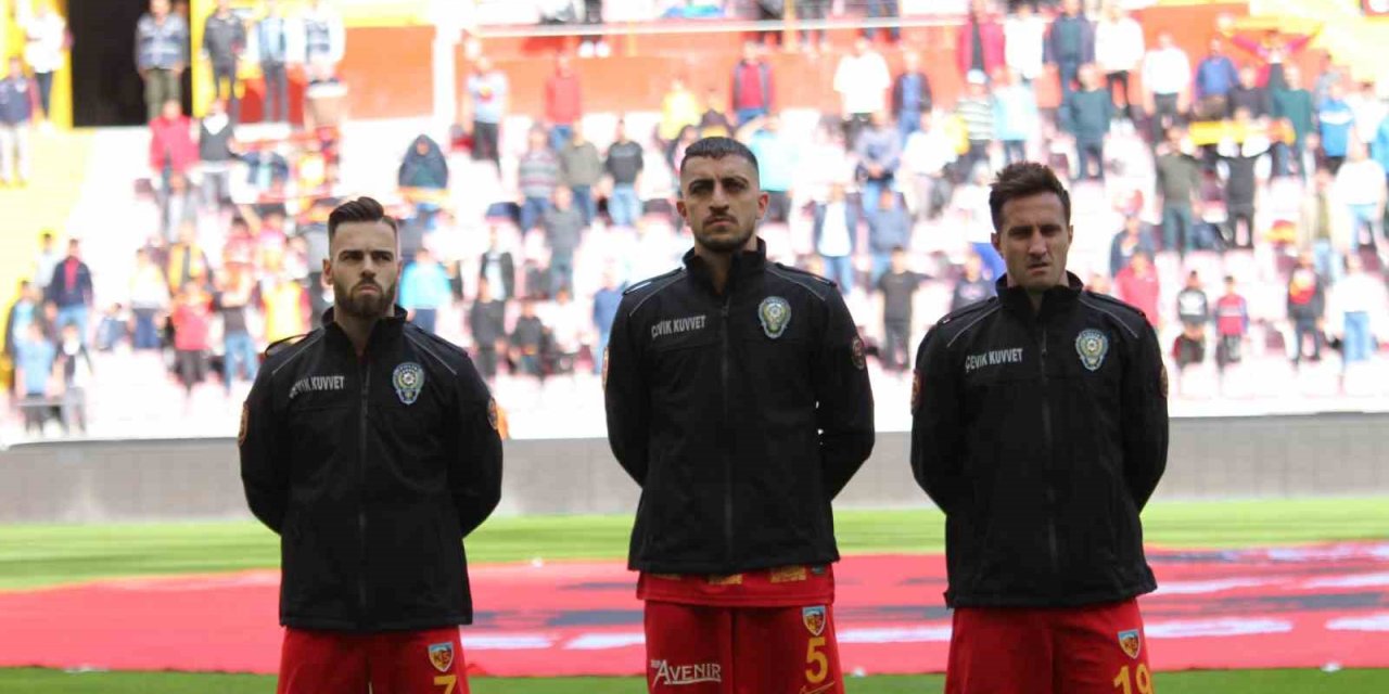 Kayserispor Sahaya Polis Üniforması İle Çıktı