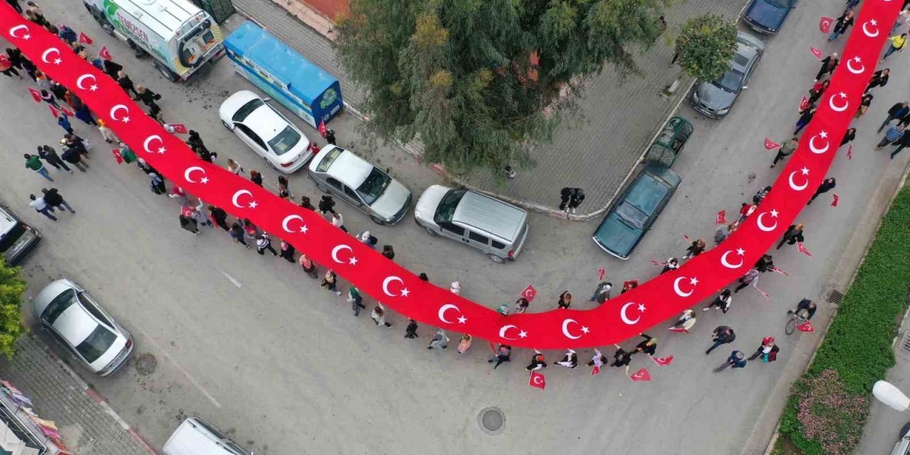 Kadınlar Şehitler İçin Bayraklarla Yürüdü 10 Bin Kişi İftarda Buluştu