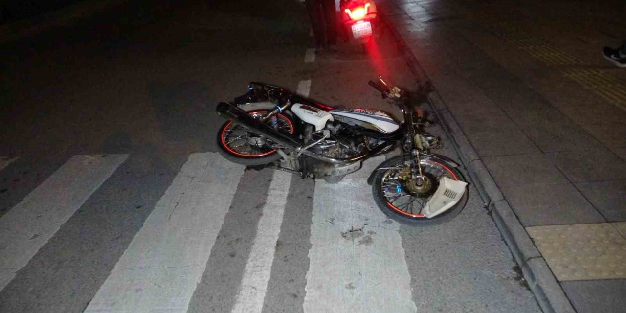 Virajı Alamayan Motosiklet Kaldırım Taşına Çarptı: 1 Yaralı