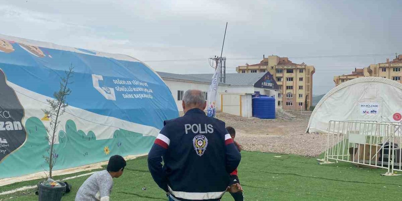 Depremzede Çocuklar Yalan İhbarda Bulunup Gelen Ekiplere Pasta İkram Ettiler