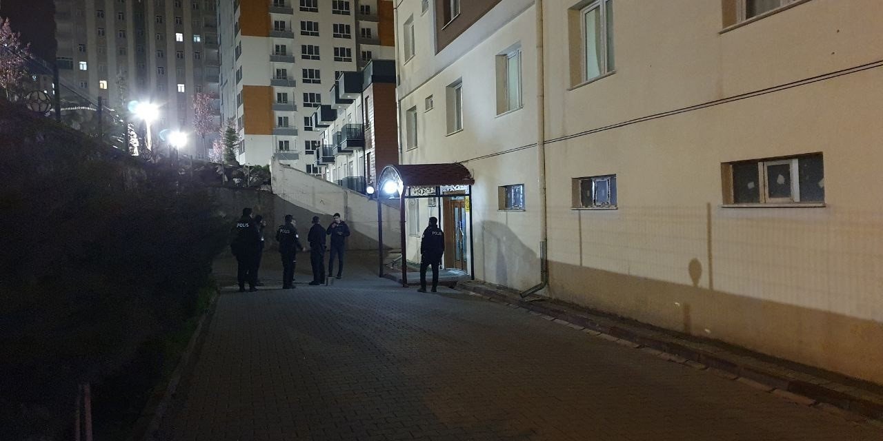 Husumetlisini Evinde Tabancayla Vurup Kaçtı