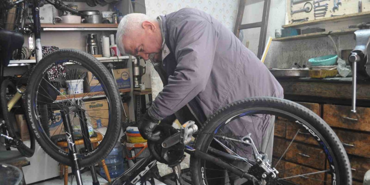 Yaz Kış Demeden 60 Yıldır Bisikletle Geziyor