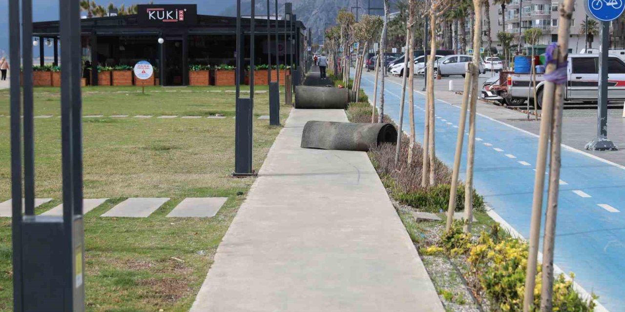 Konyaaltı Sahili’nde Yürüyüş Yolları Yenileniyor