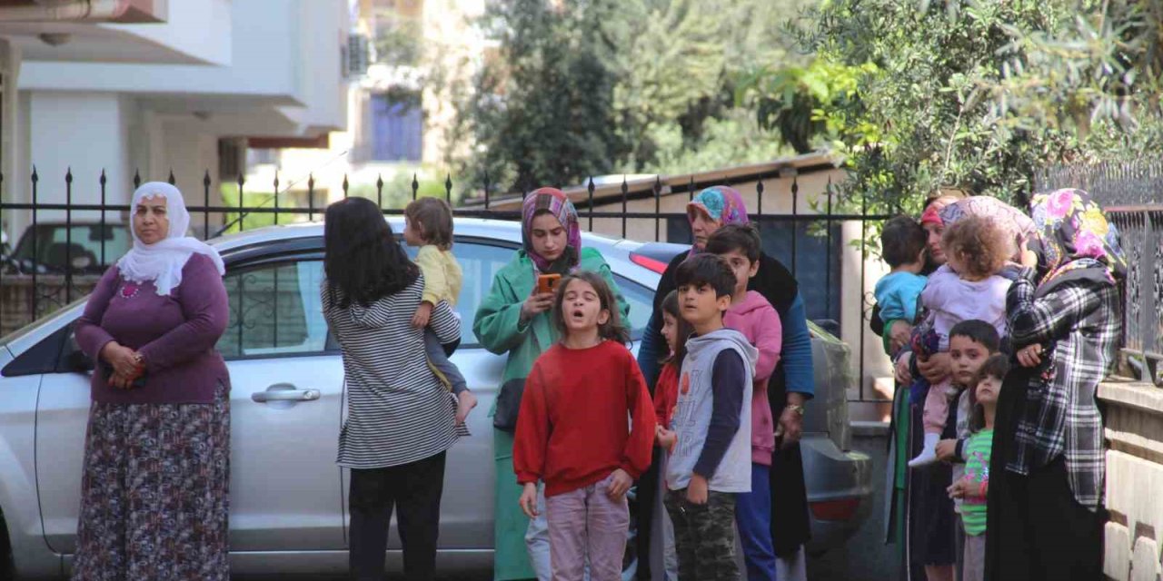 3 Katlı Binada Başlayan Yangından Çatıya Kaçarak Kurtuldular