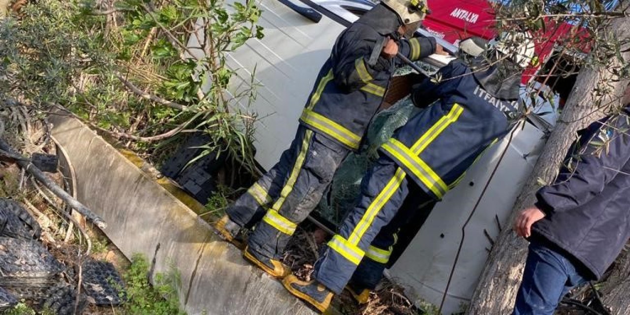 Antalya’da Yoldan Çıkan Otomobil Şarampole Yuvarlandı: 1 Yaralı