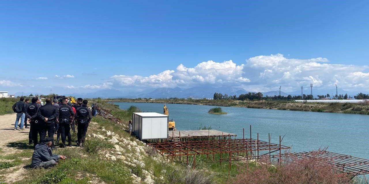 Çay Kenarına Yapılan Kaçak Yapı İskeleleri Yıkıldı