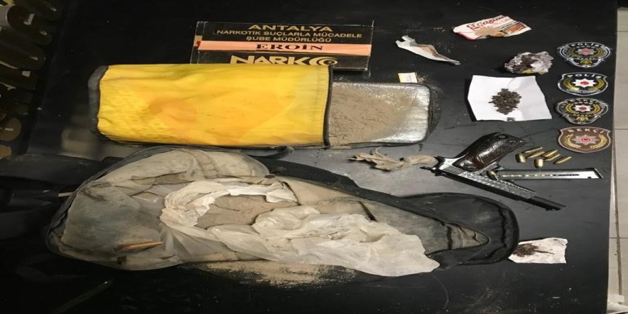 Namluya Sürülü Silah Elindeyken Kovalamacada Yakalandı, Sokağa Attığı Çantadan 5,5 Kilo Eroin Çıktı