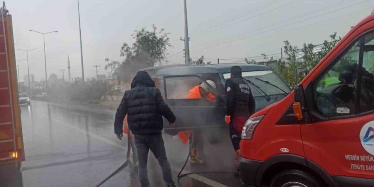 Seyir Halindeki Kamyonette Çıkan Yangını İtfaiye Söndürdü