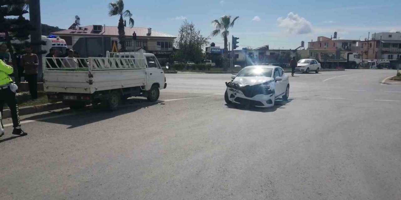 Antalya’da Otomobil İle Kamyonet Çarpıştı: 1 Yaralı