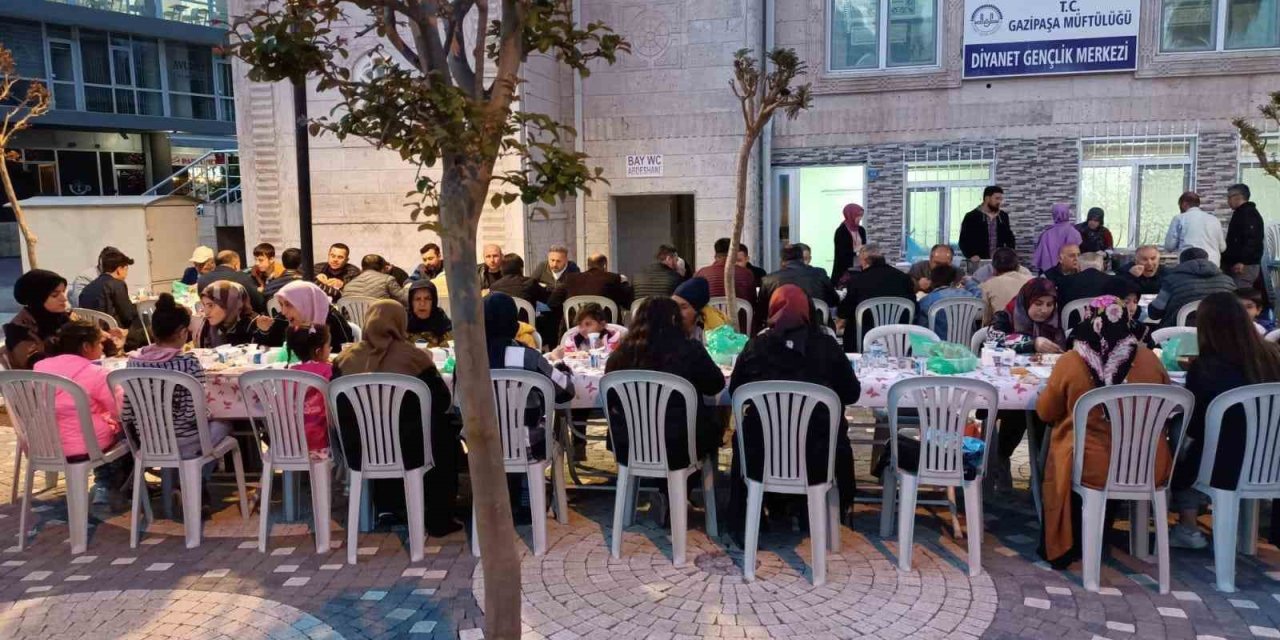 Sanayi Esnafından Depremzedelere İftar