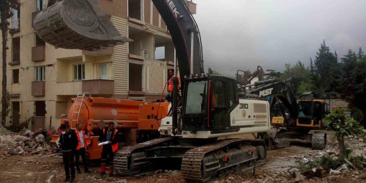 Orman Personeli Deprem Bölgesinde Yara Sarıyor