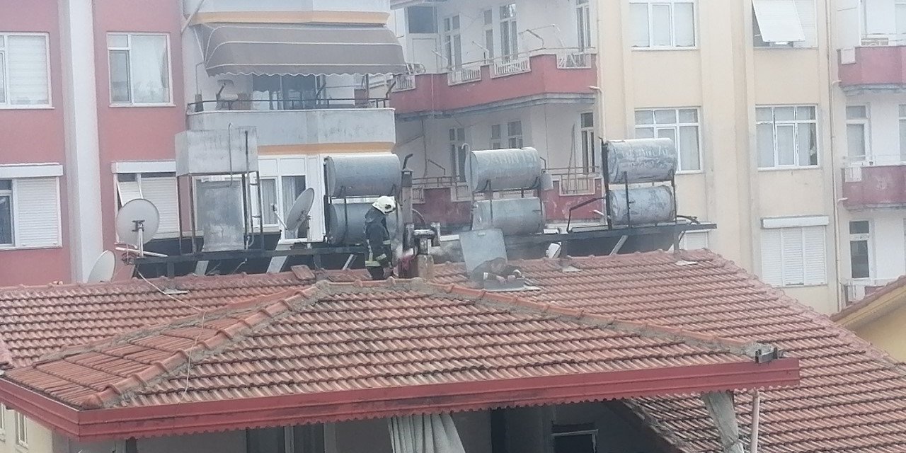 Manavgat’ta 3 Katlı Binanın Çatısında Çıkan Baca Yangını Korkuttu