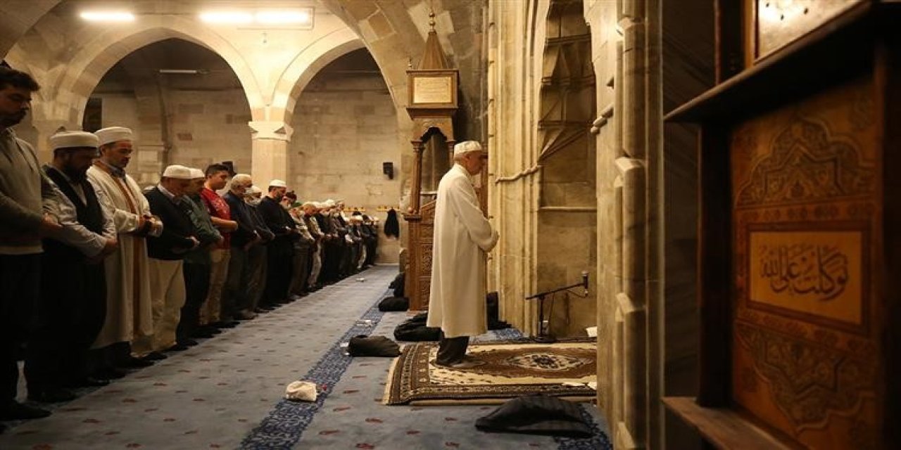 Hafız Profesör 33 Yıldır Hatimle Teravih Namazı Kıldırıyor