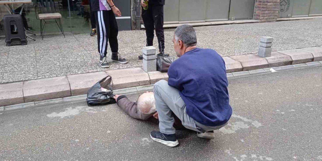 Vatandaş Bir Anda Yere Yığıldı, İlk Müdahaleyi Sokak Esnafı Yaptı