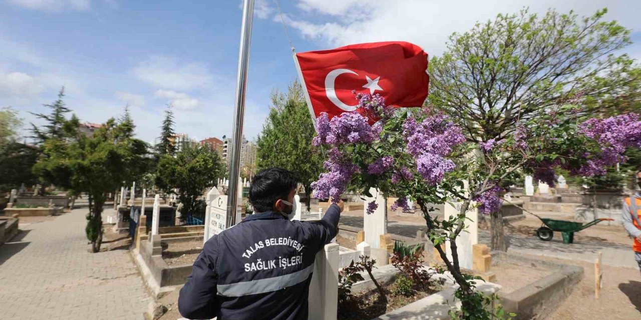 Talas Mezarlıklarına Bayram Temizliği