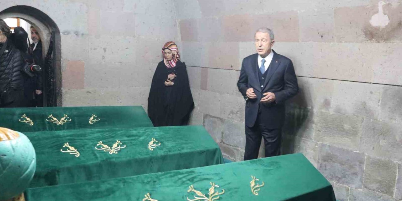 Bakan Akar Seçim Çalışmasına Türbe Ziyareti İle Başladı