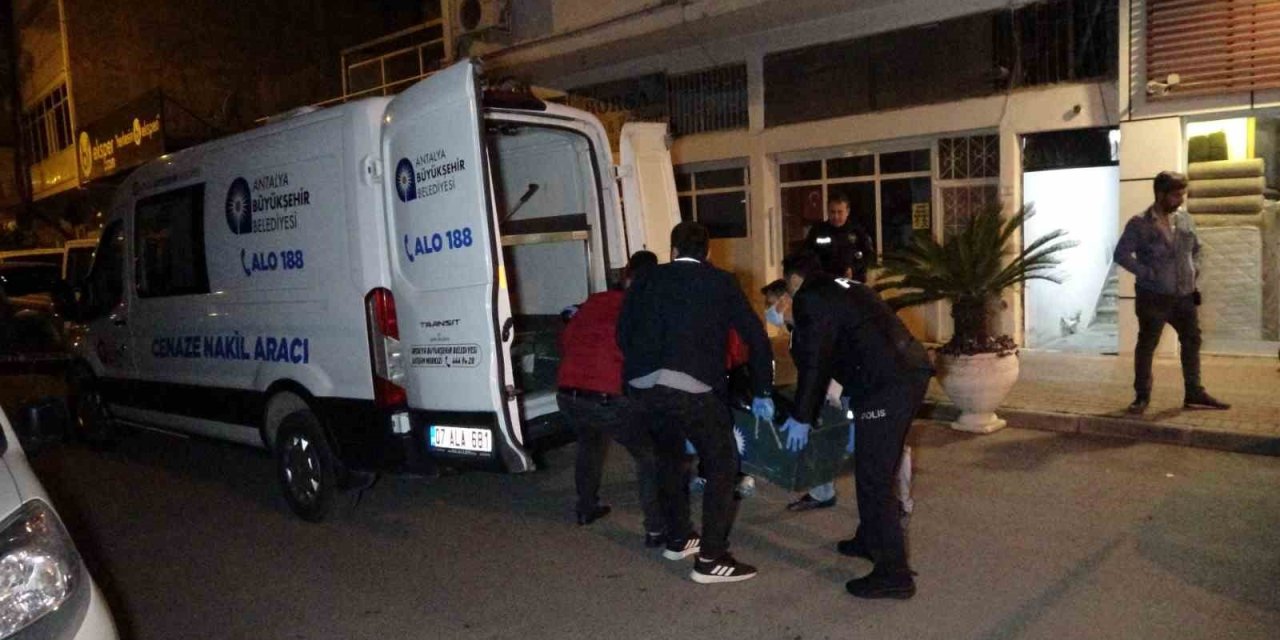 Eski Eşin İhbarı Polisi Alarma Geçirdi, Evden Bir Cenaze Ve 3 Köpek Çıktı