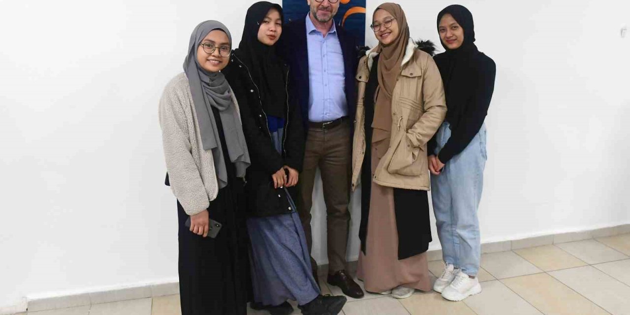 Anadolu Üniversitesi Rektörü Prof. Dr. Fuat Erdal Uluslararası Öğrencilerle İftar Sofrasında Buluştu