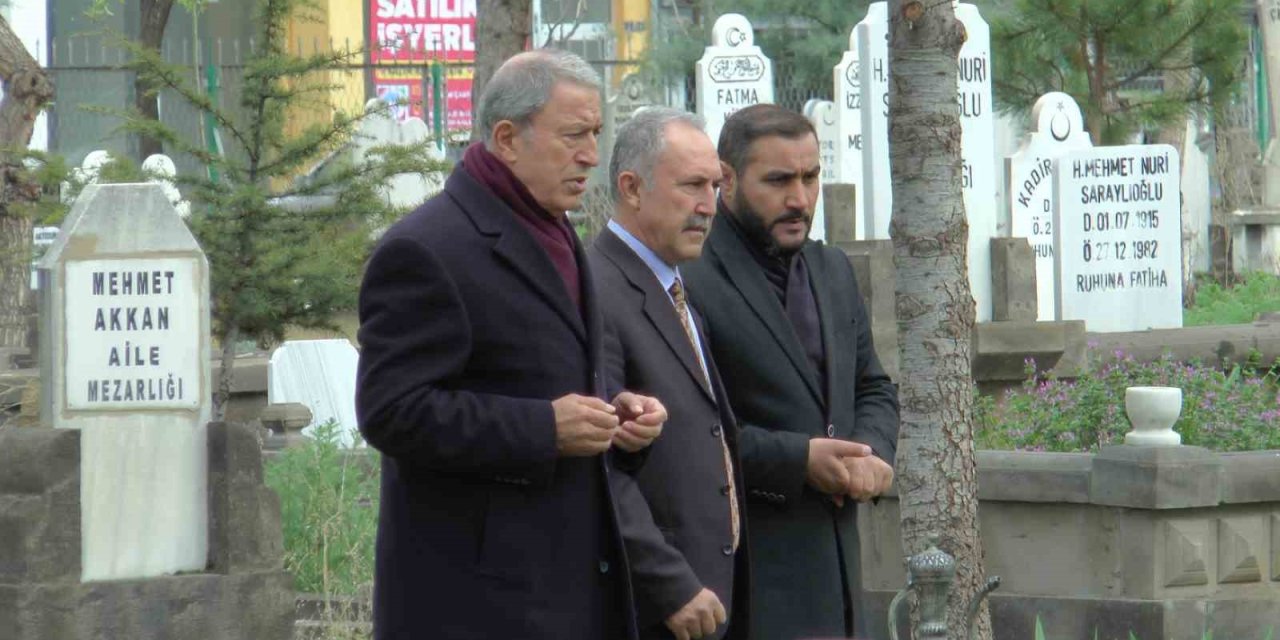 Bakan Akar, Aile Kabristanını Ziyaret Etti