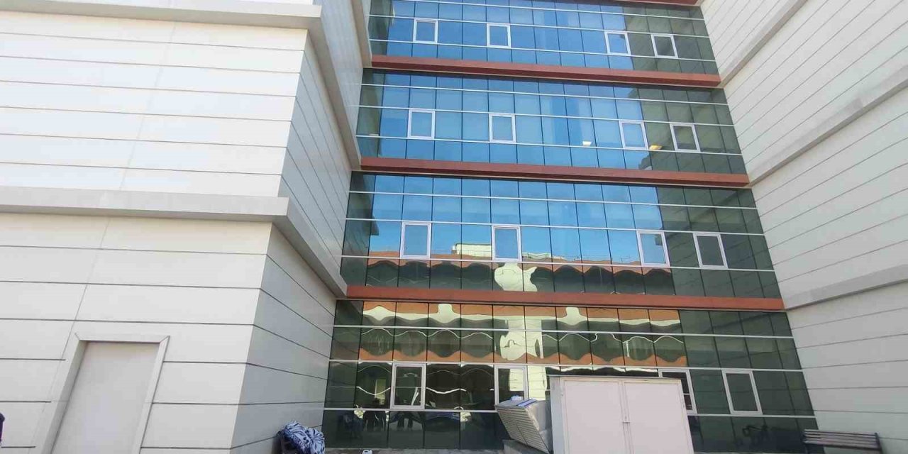 Hastane Bahçesindeki Bankta Ölü Bulundu