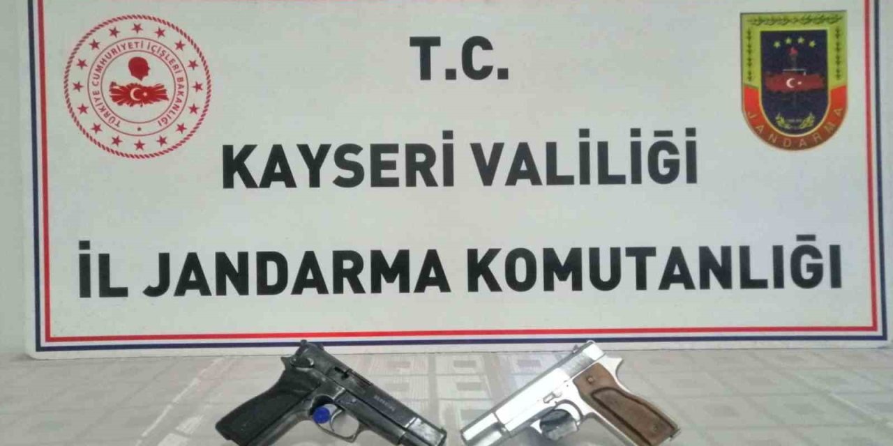Evinde Ruhsatsız Tabancalarla Yakalandı