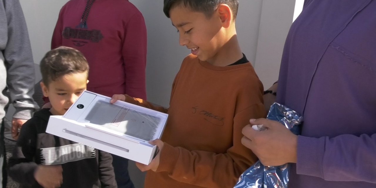 Başkan Muhittin Böcek Depremzede Öğrencilere Tablet Gönderildi