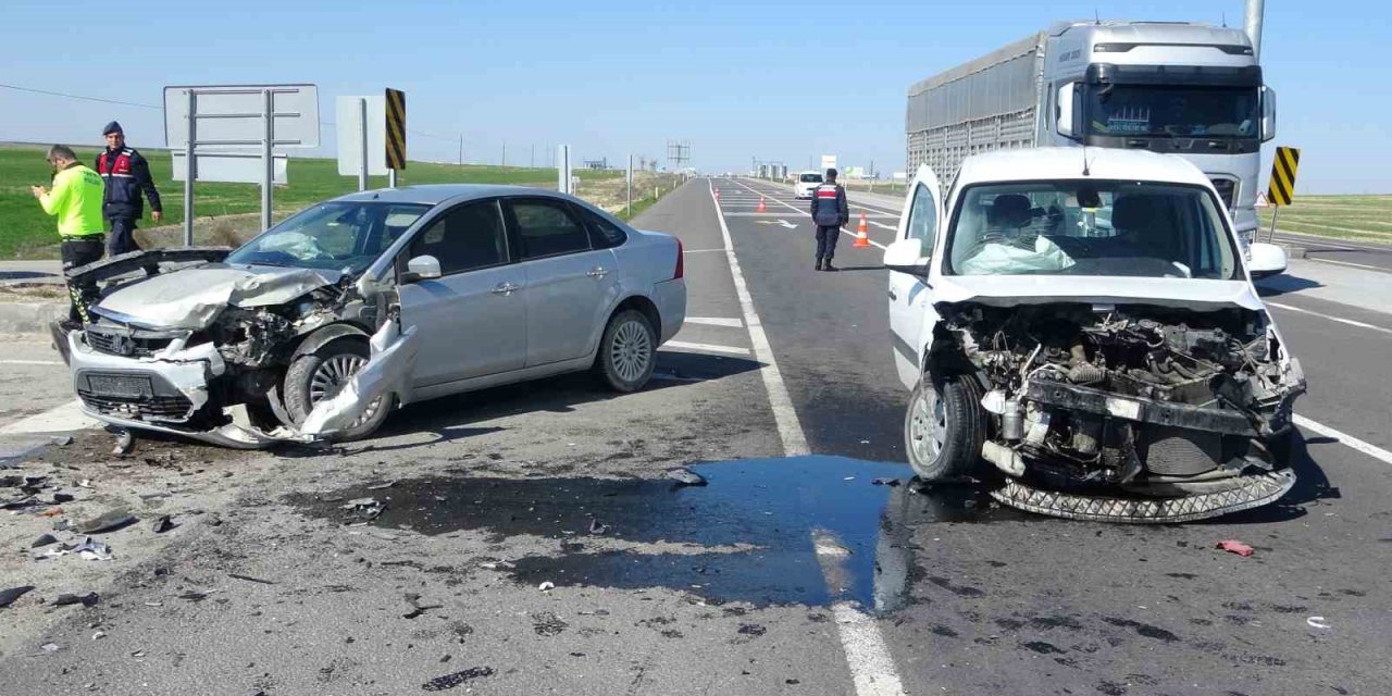 Aksaray'da Hafif Ticari Araçla Otomobil Çarpıştı: 3 Yaralı