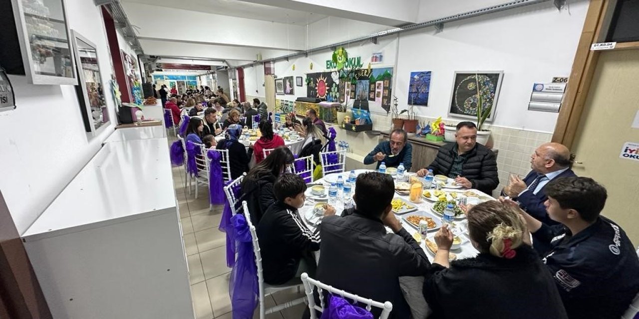 Depremzede Veli Ve Öğrenciler Okulda Kurulan İftar Sofrasında Ağırlandı