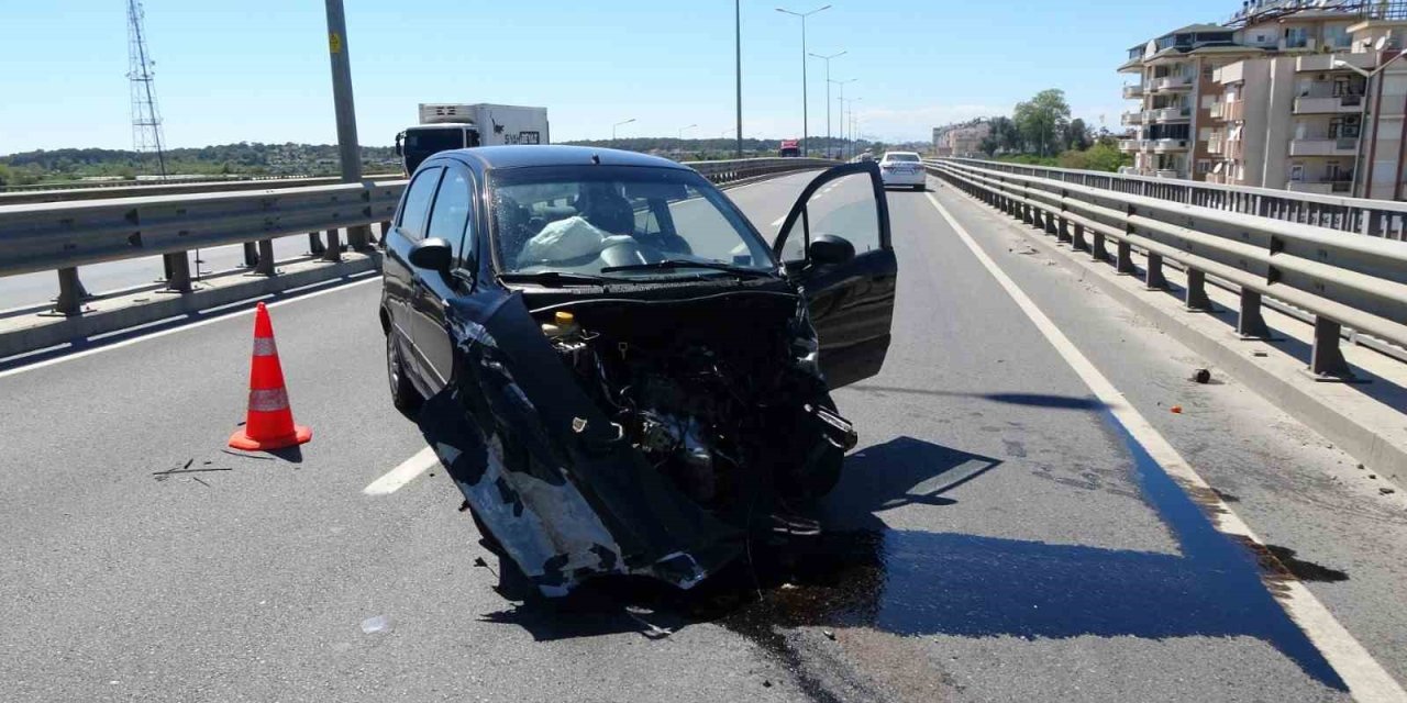 Sürücüsünün Hakimiyetini Kaybettiği Otomobil Bariyerlere Çarptı