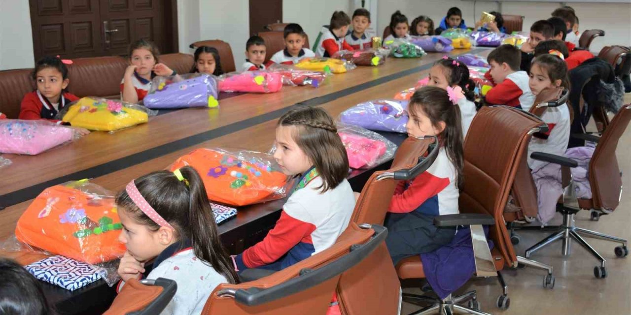 Tasarladıkları Çantaları Ve İçerisine Koydukları Malzemeleri Deprem Bölgesindeki Arkadaşlarına Gönderecekler