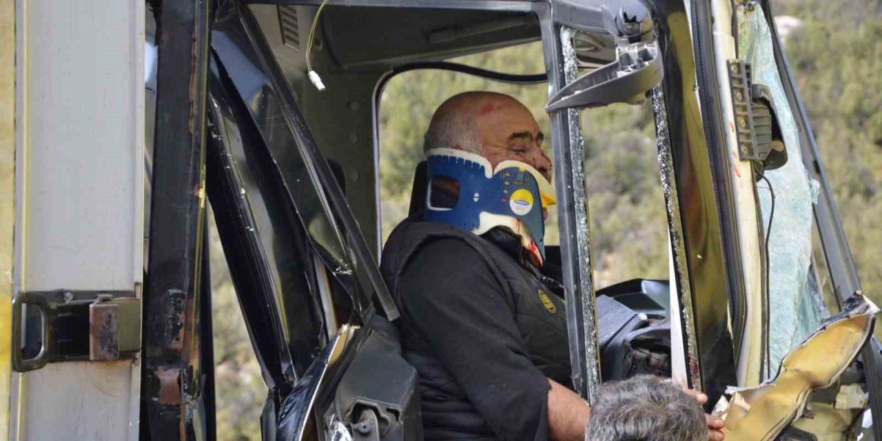 Kamyonet Park Halindeki Kamyona Çarptı: 2 Yaralı