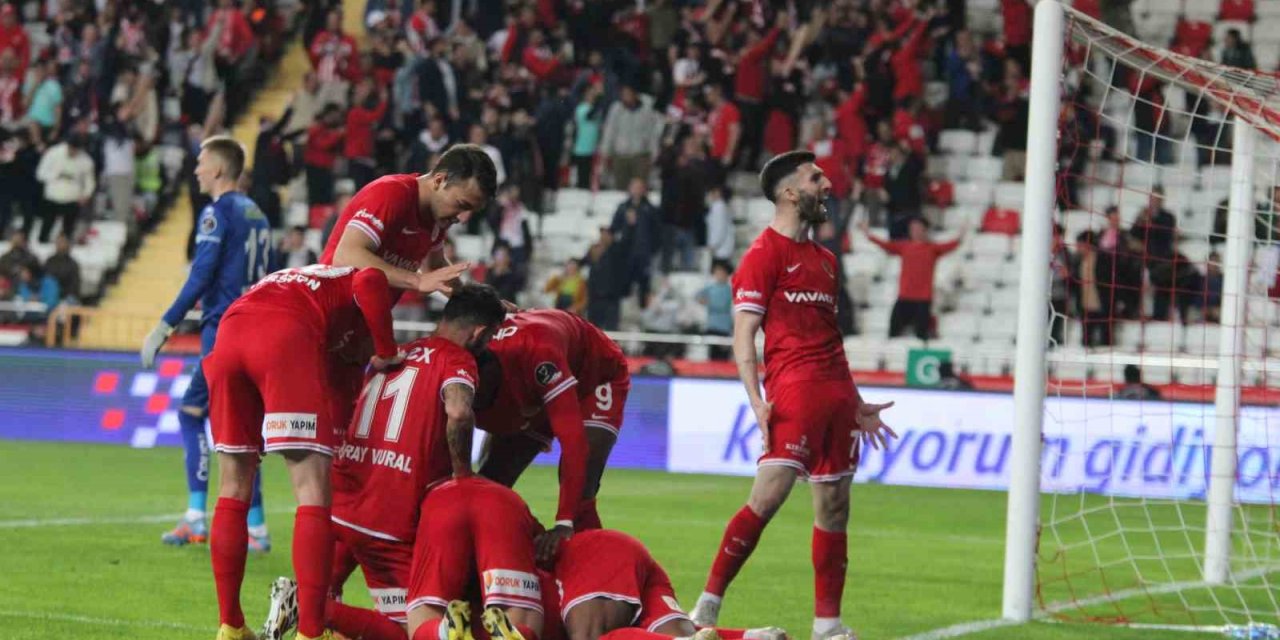 Spor Toto Süper Lig: Antalyaspor: 2 - Alanyaspor: 1 (ilk Yarı)