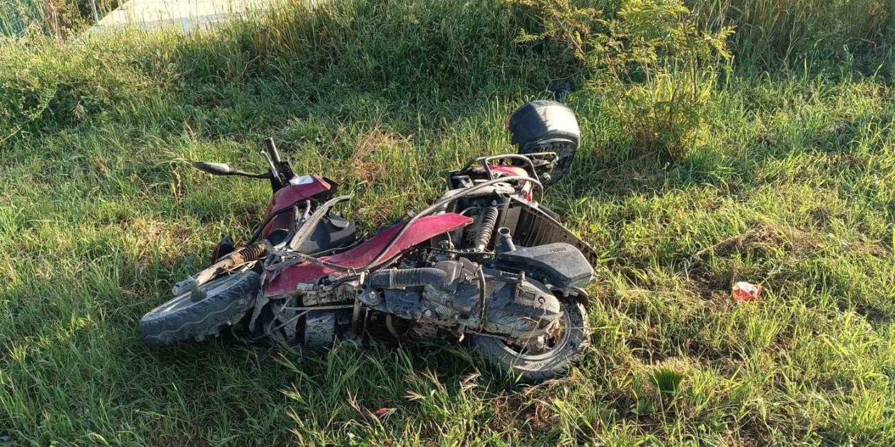 Kaldırıma Çıkan Otomobil Ters Yönden Gelen Motosikletle Çarpıştı