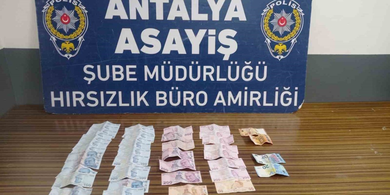 Oyaladıkları Taksicinin Cebinden Para Çalan 3 Şüpheli Yakalandı